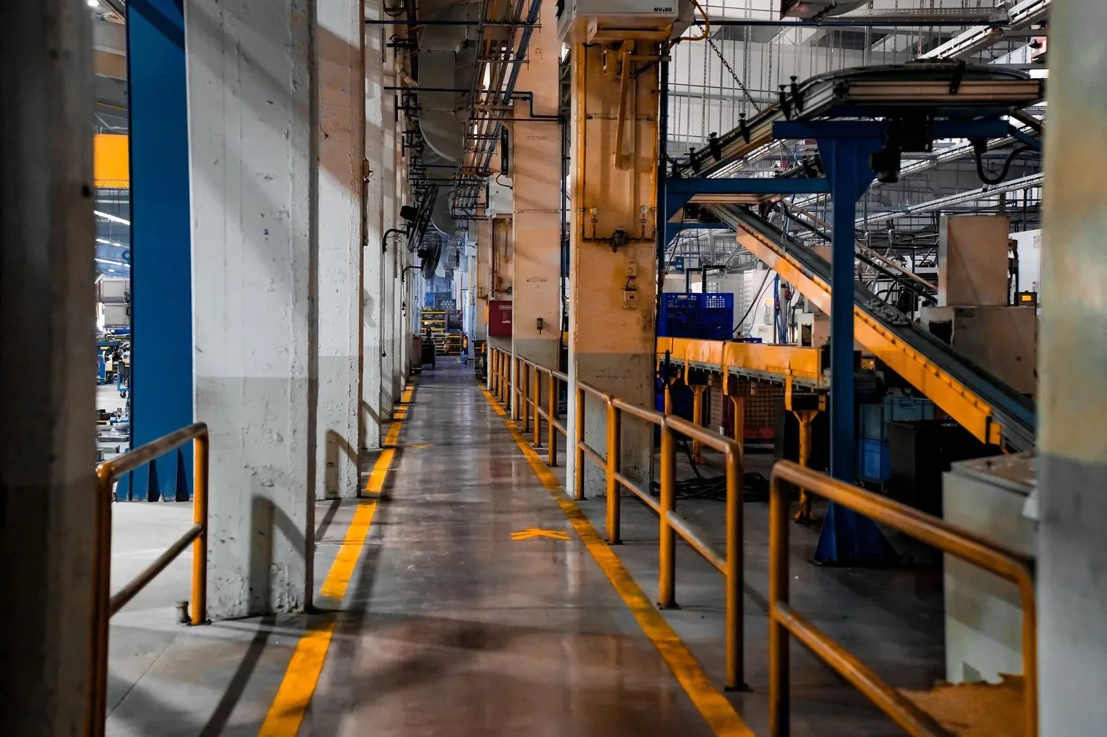 Interior de una instalación industrial con maquinaria y cintas transportadoras