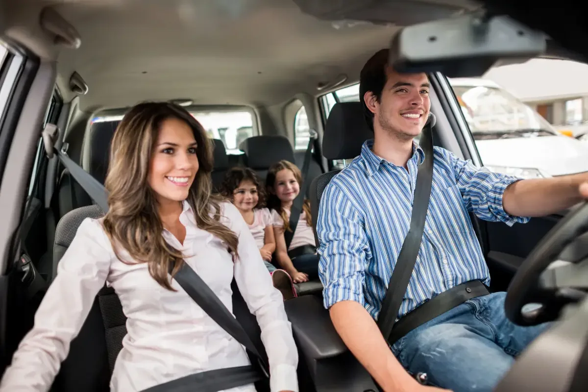 ¿Es posible meter 3 sillas en un coche compacto