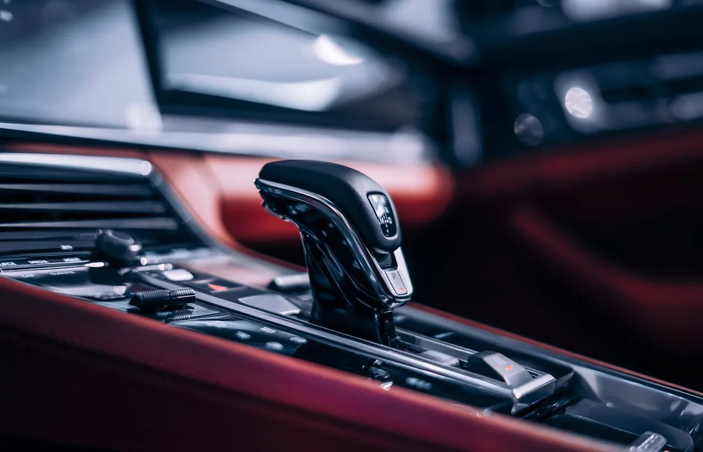 Palanca de cambio automática en el interior de un coche