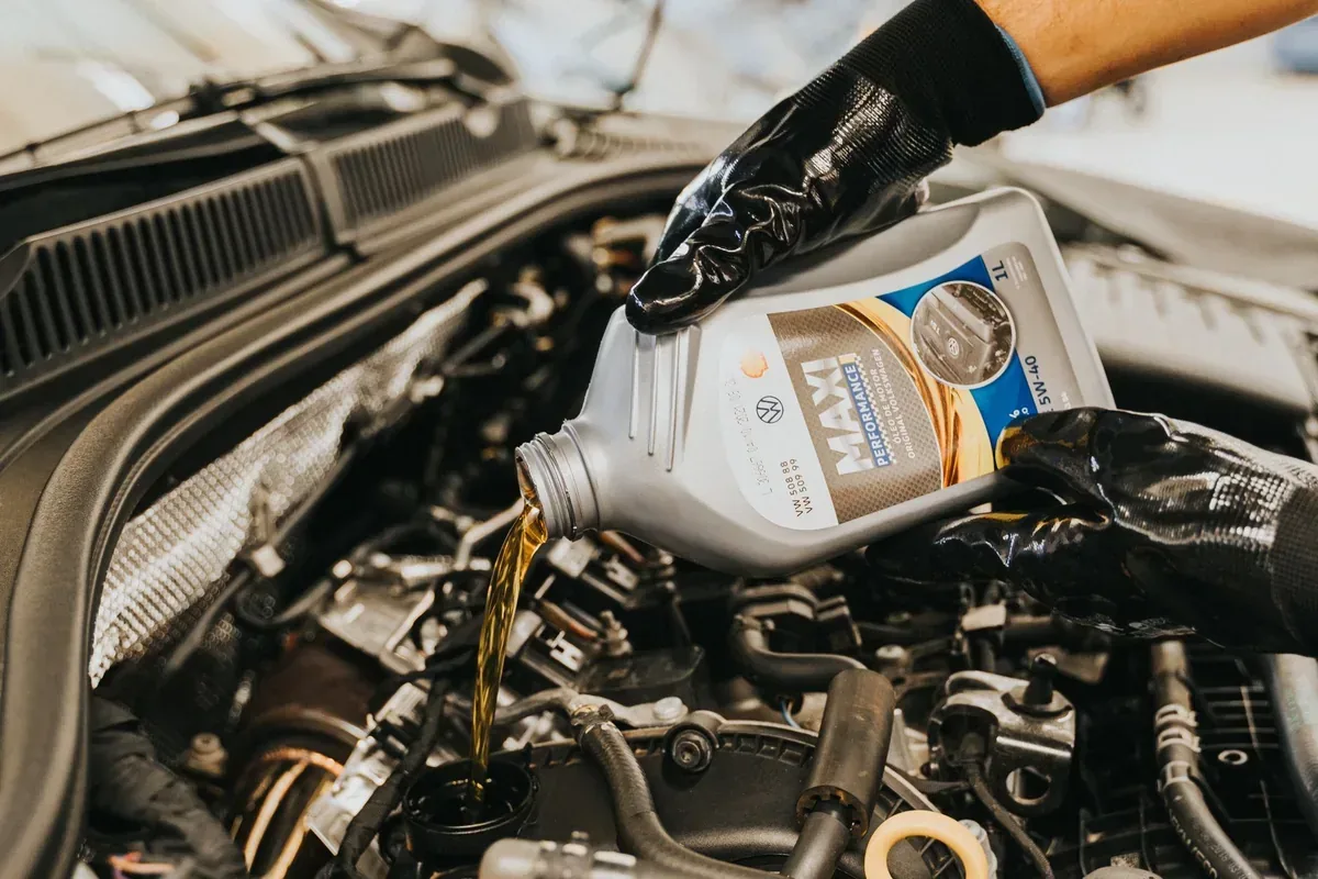 Cada cuánto se cambia el aceite del coche y por qué el intervalo no lo es todo
