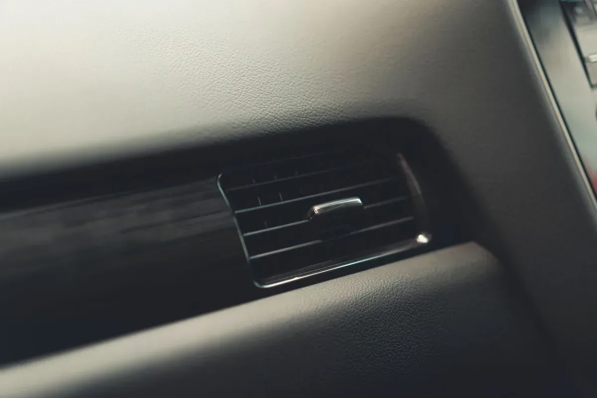 El aire acondicionado del coche no enfría: causas y solución