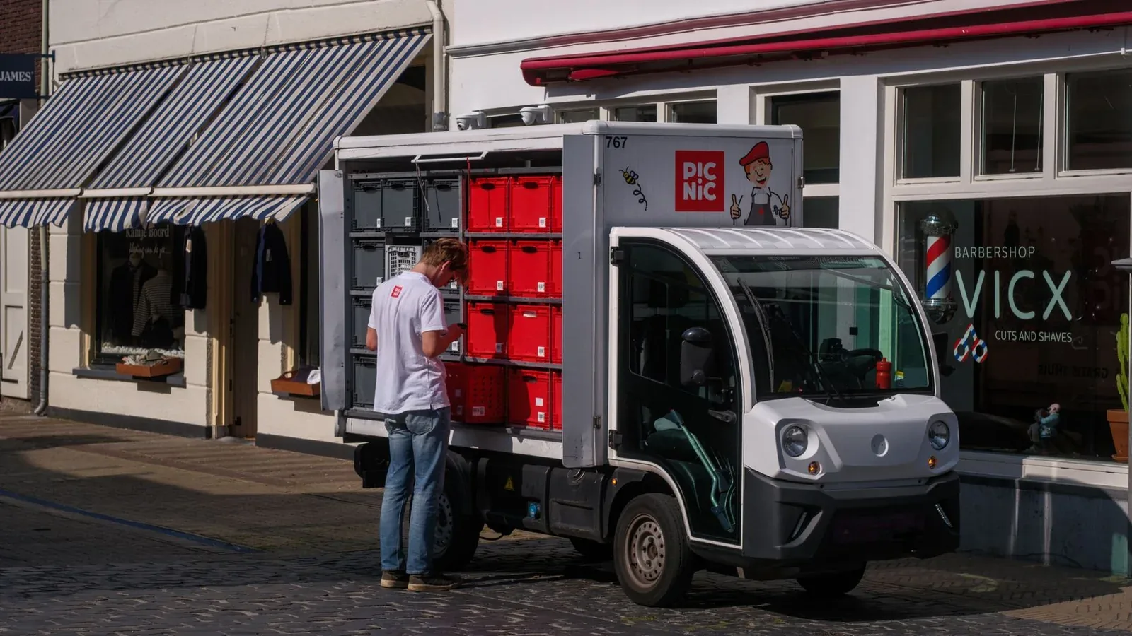 Vehículo comercial eléctrico utilizado para reparto urbano