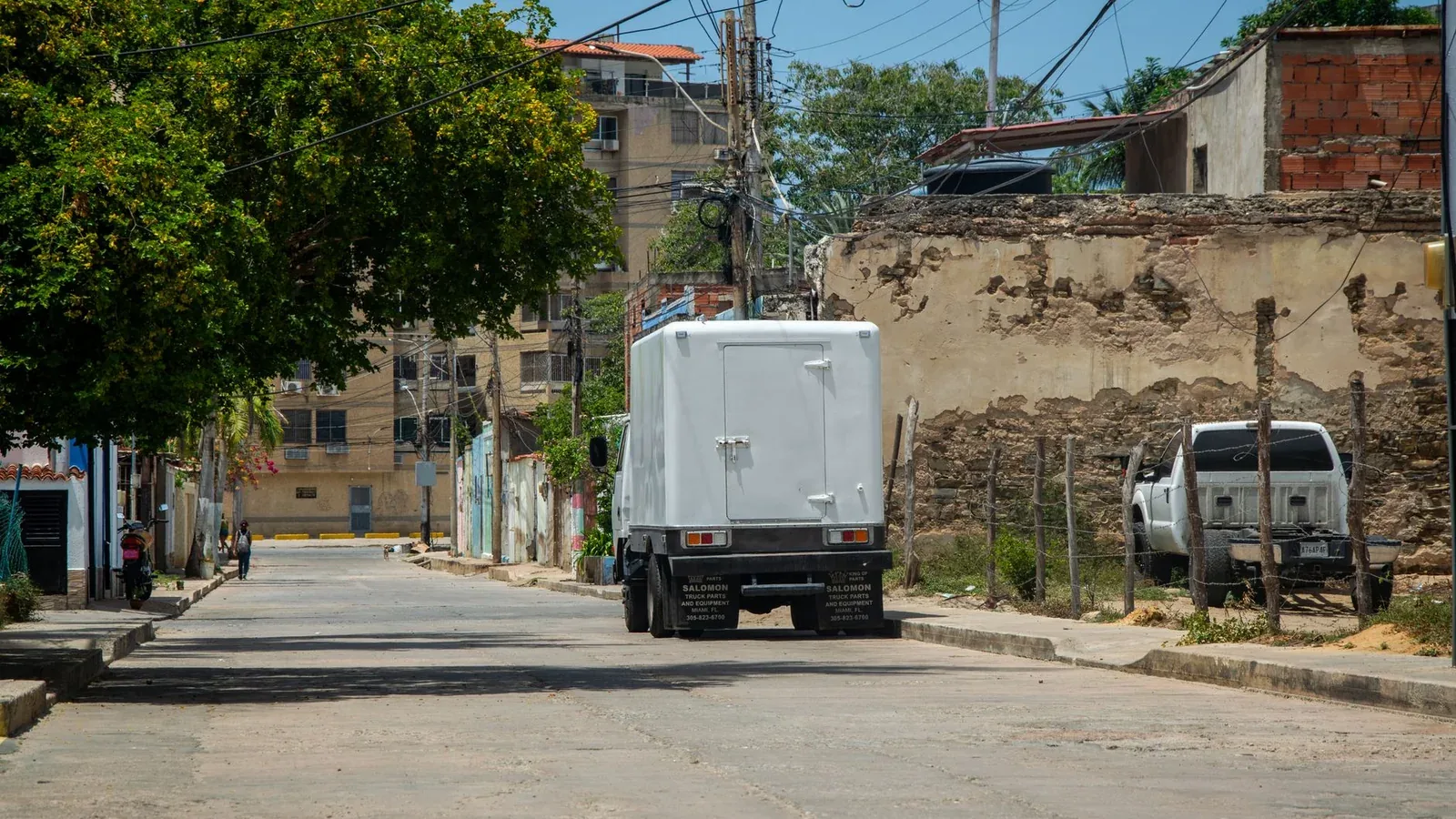 Vehículo comercial eléctrico en circulación urbana