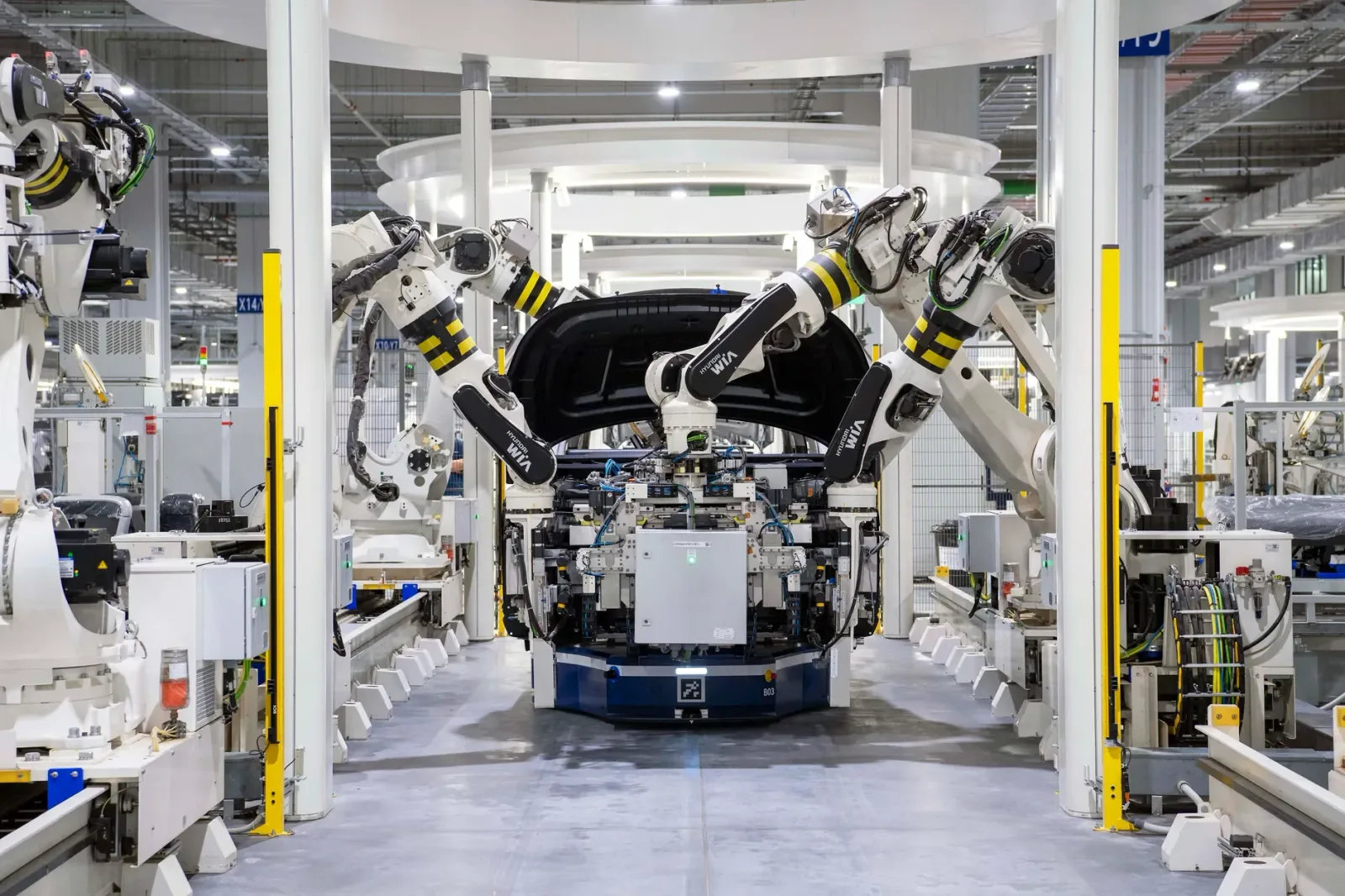 Robots ensamblando un automóvil en una fábrica moderna