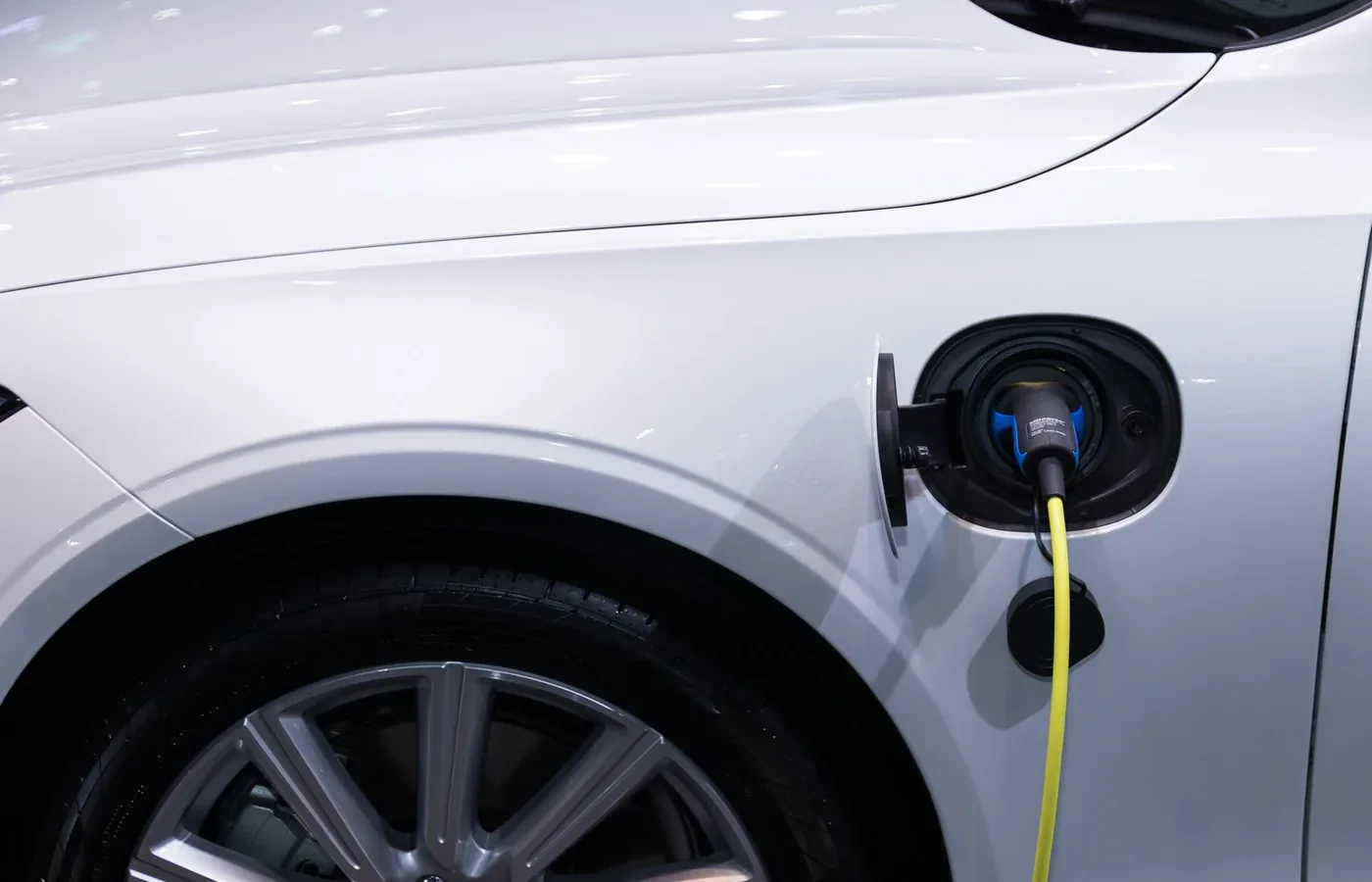 Revisión de un coche híbrido y su sistema de carga