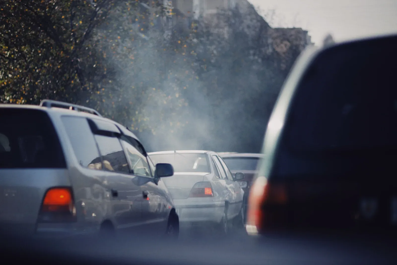 Tráfico urbano en una carretera con varios vehículos
