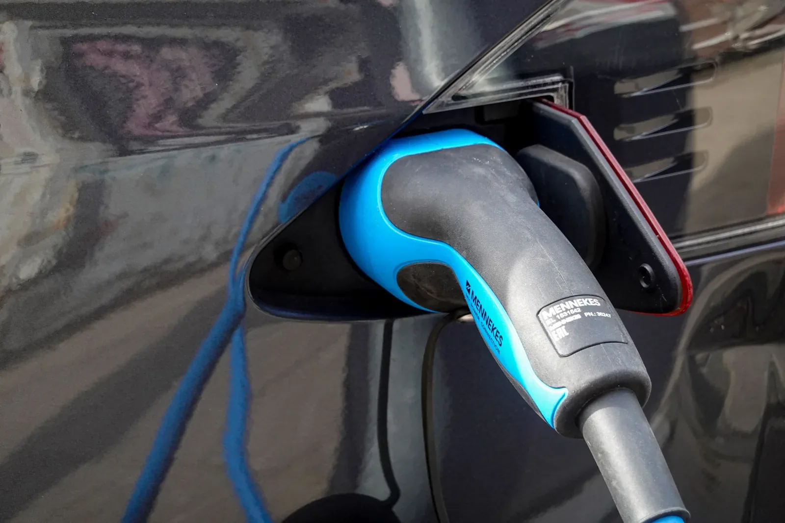 Conector de recarga de un vehículo eléctrico