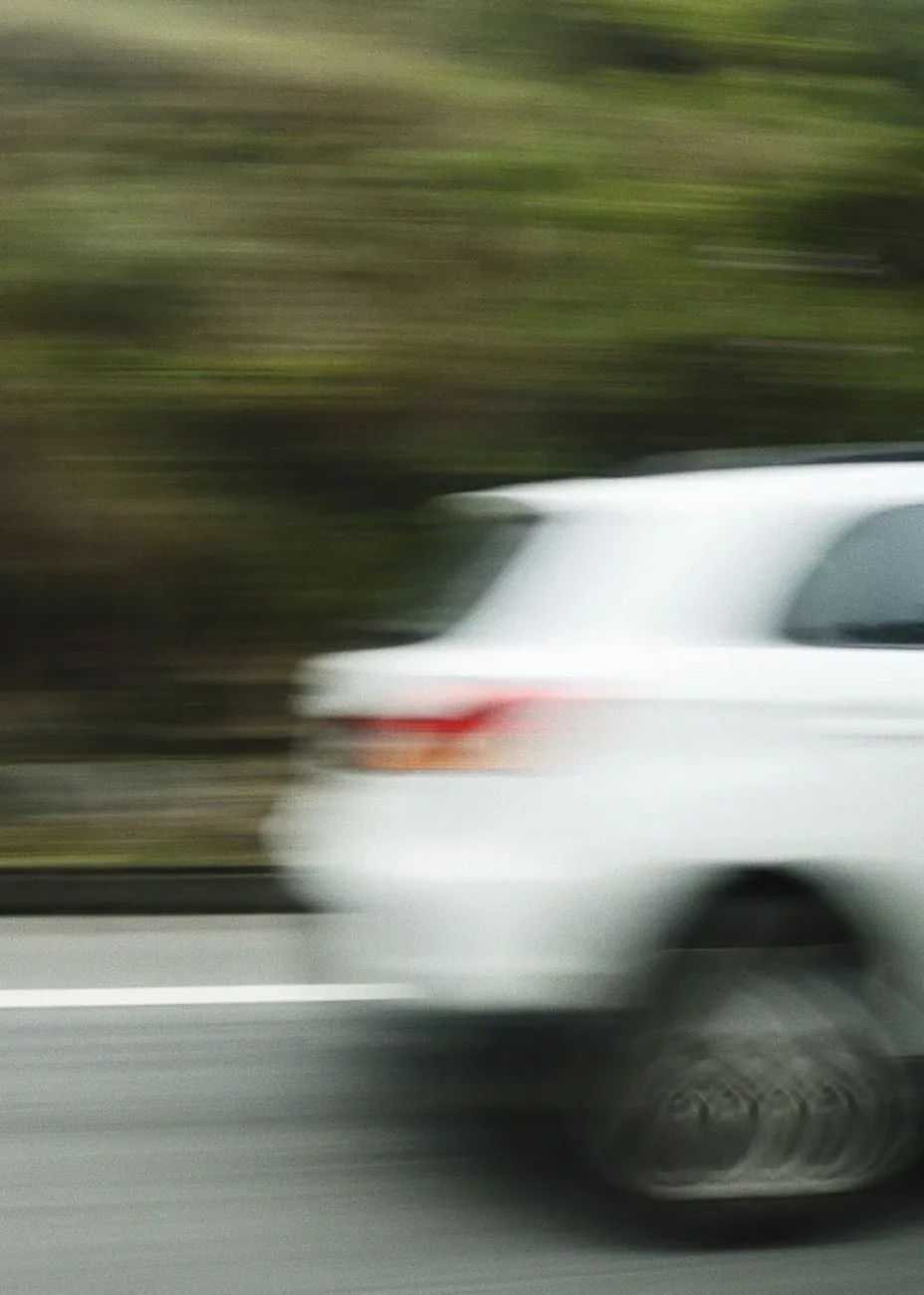 Tráfico de coches en carretera, imagen contextual