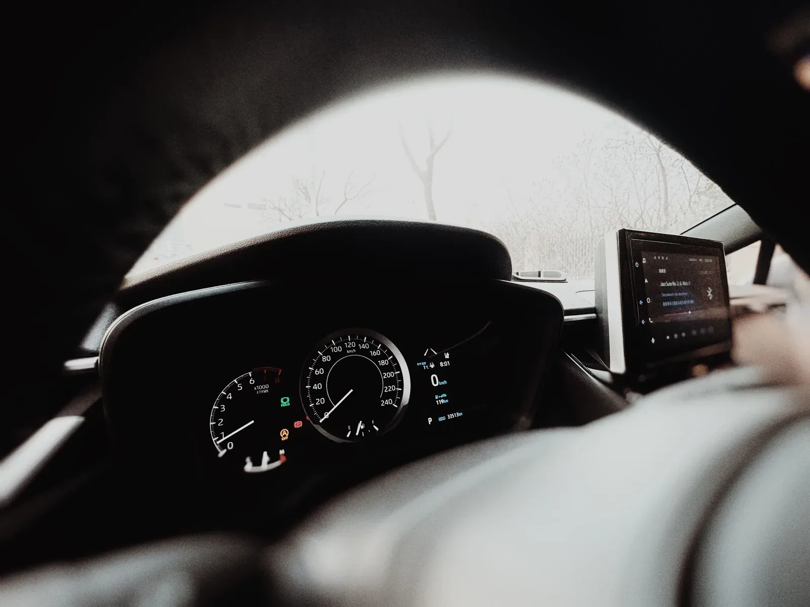 Salpicadero de un coche moderno con pantalla digital