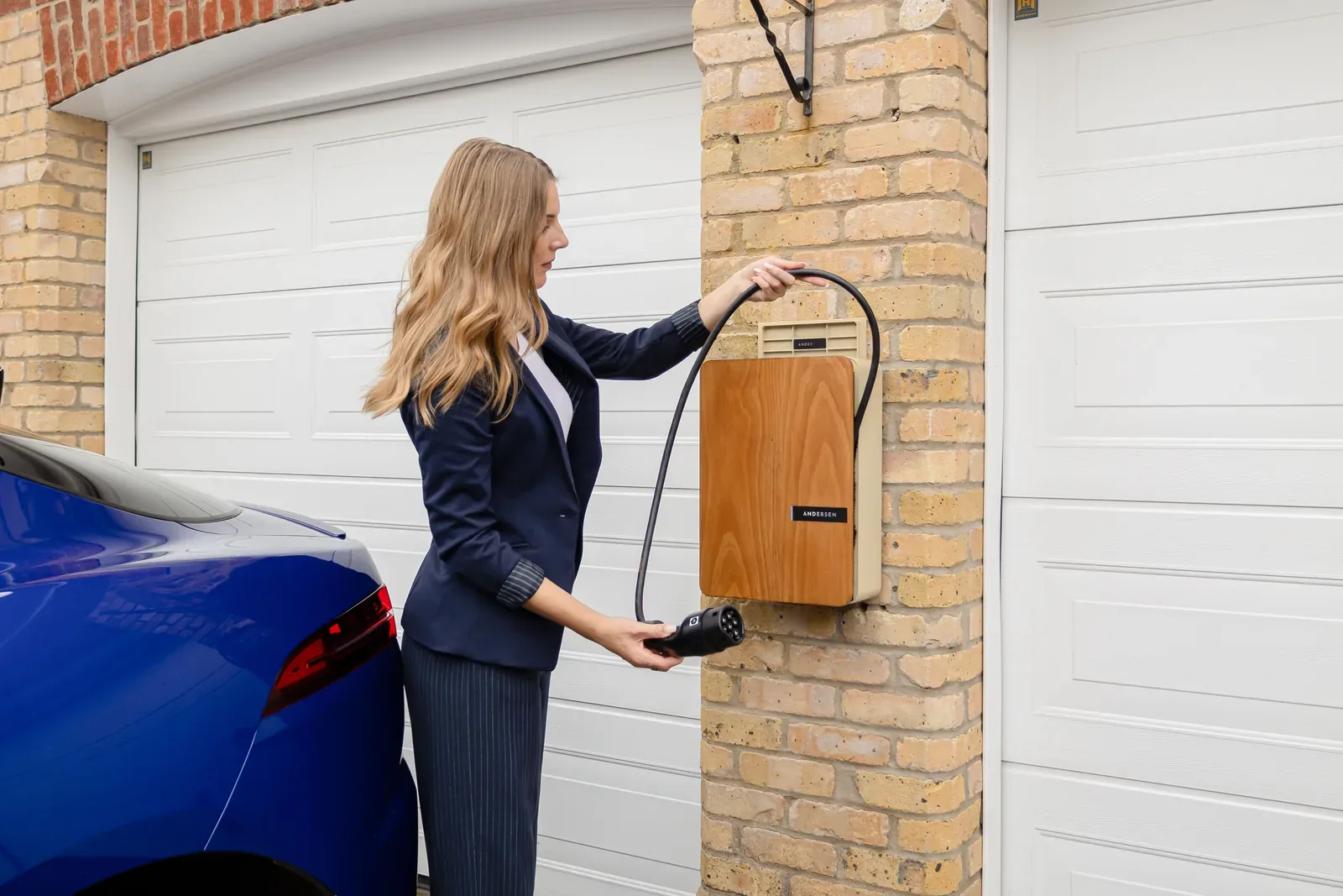 Coche eléctrico conectado a un cargador doméstico