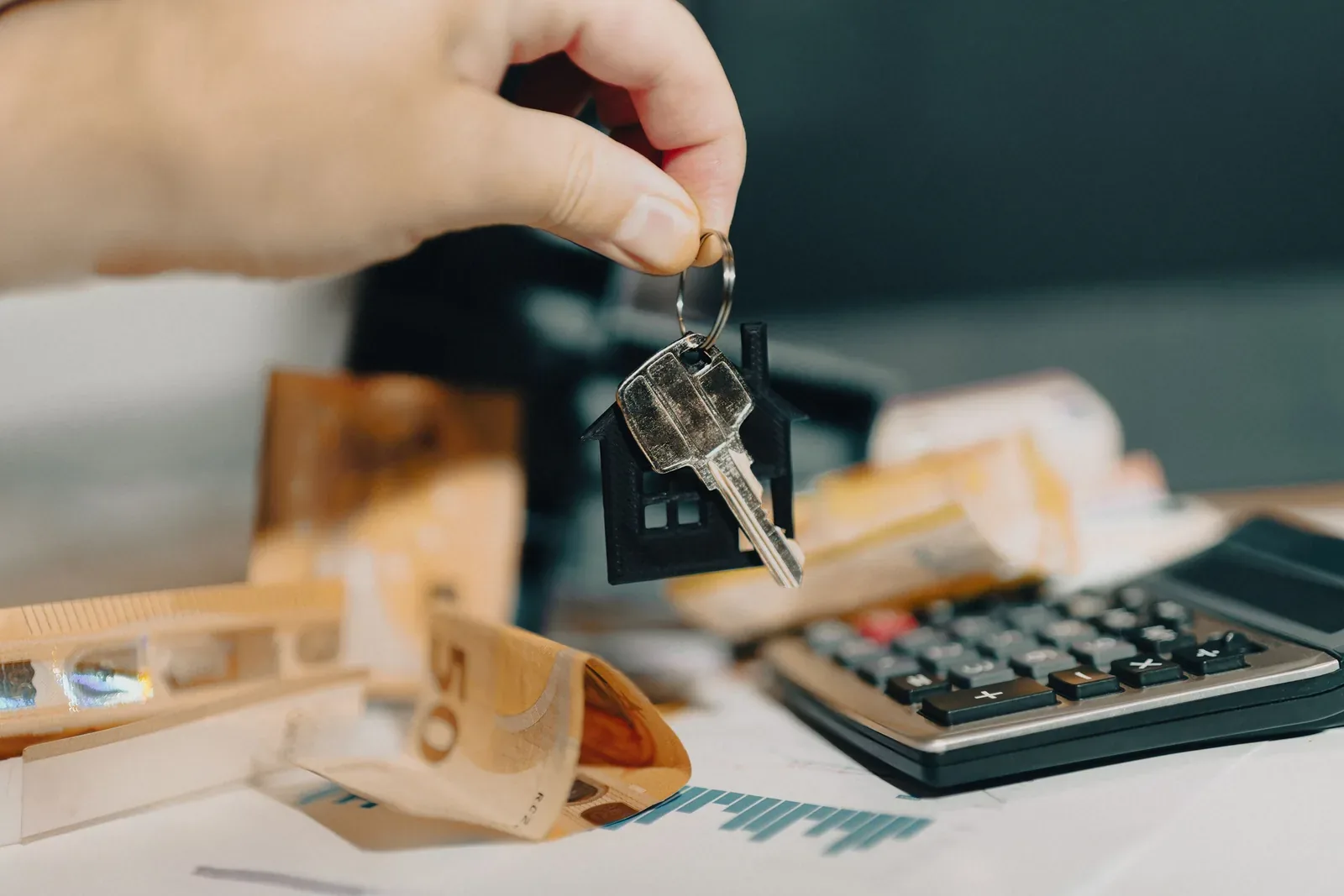 Llaves y dinero en una operación de compra