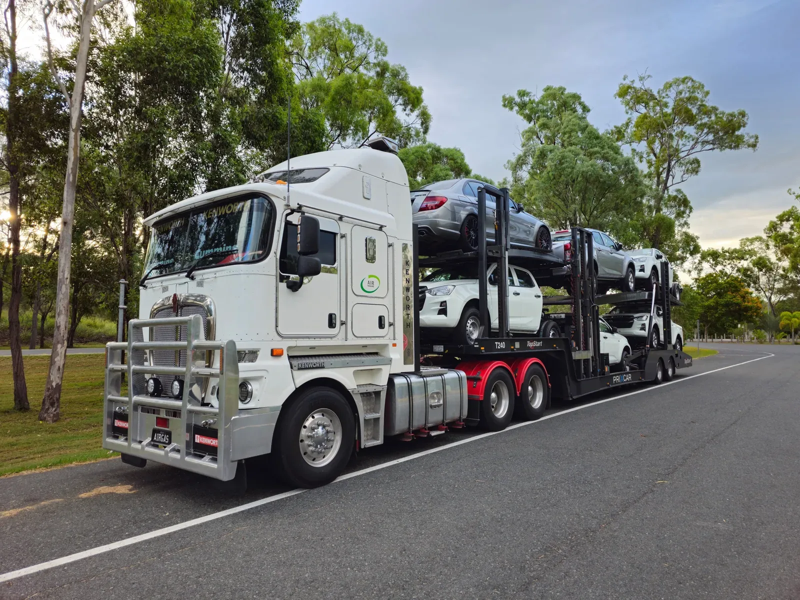 Vehículos nuevos transportados en un camión portacoches