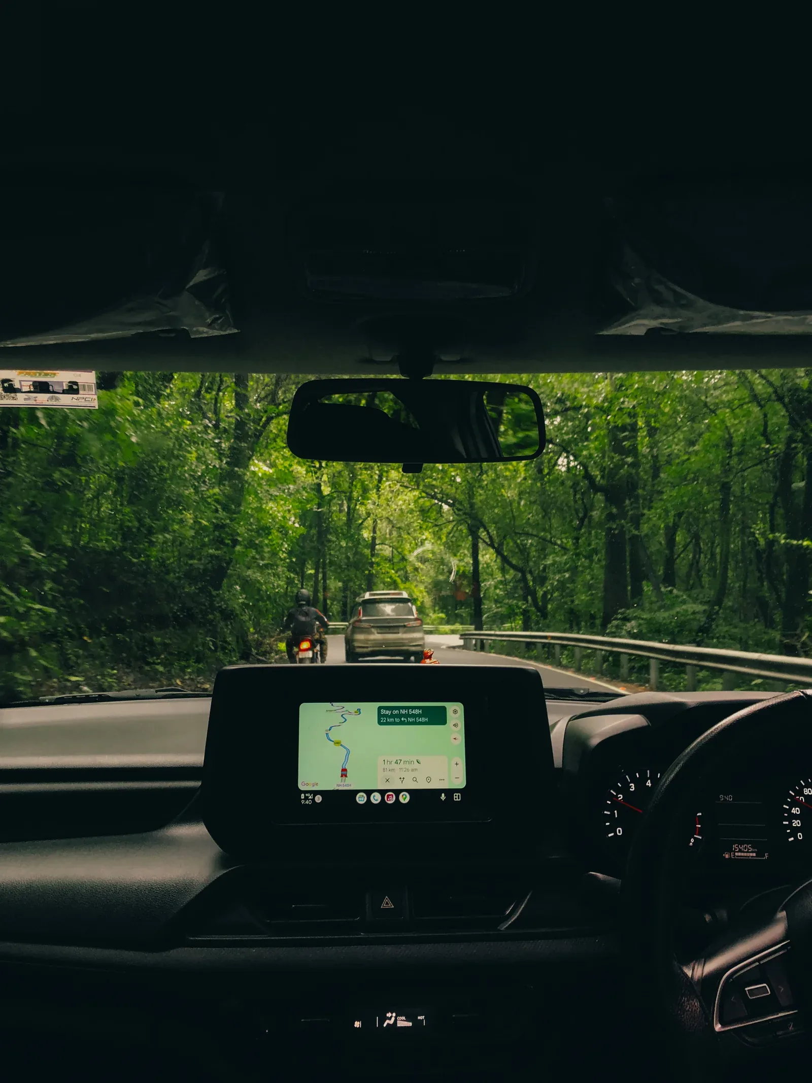 Vista desde el interior de un coche durante un trayecto