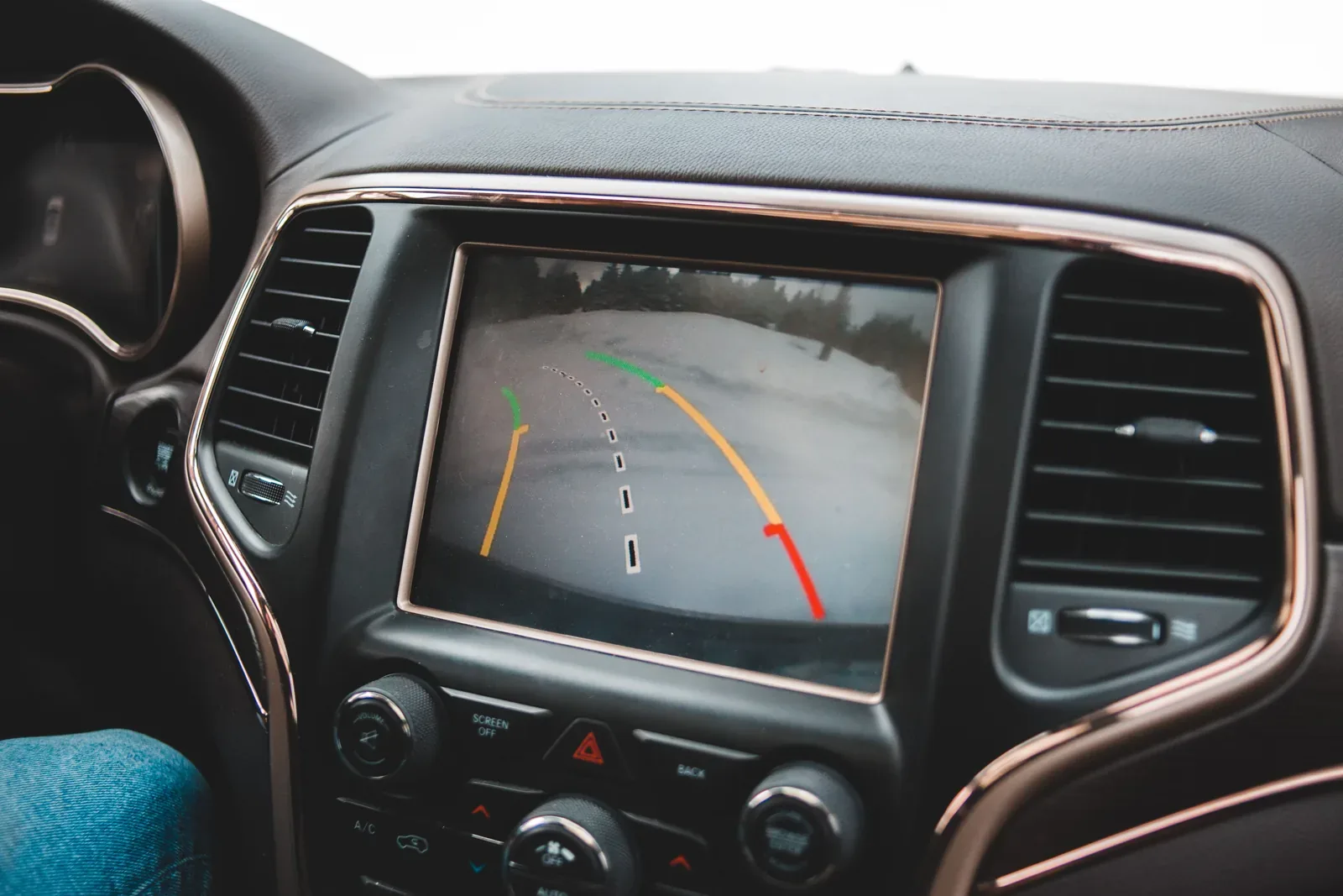Pantalla de cámara trasera en el salpicadero de un coche