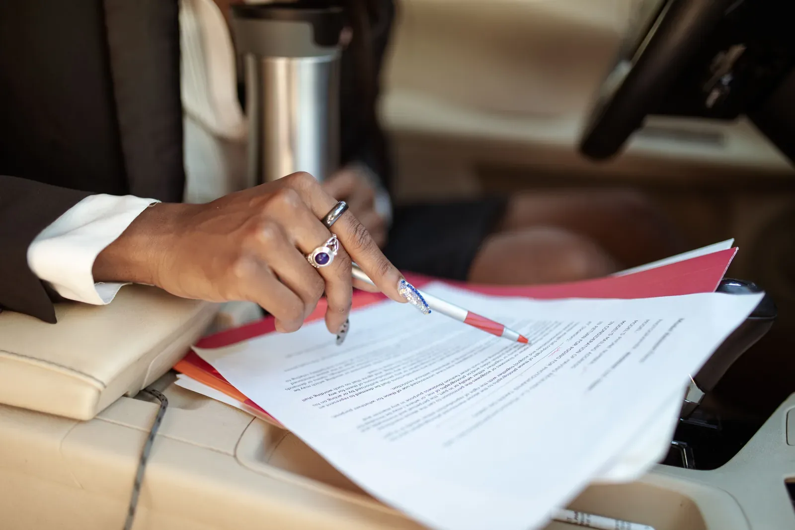 Documentación y contrato de compraventa de un coche usado