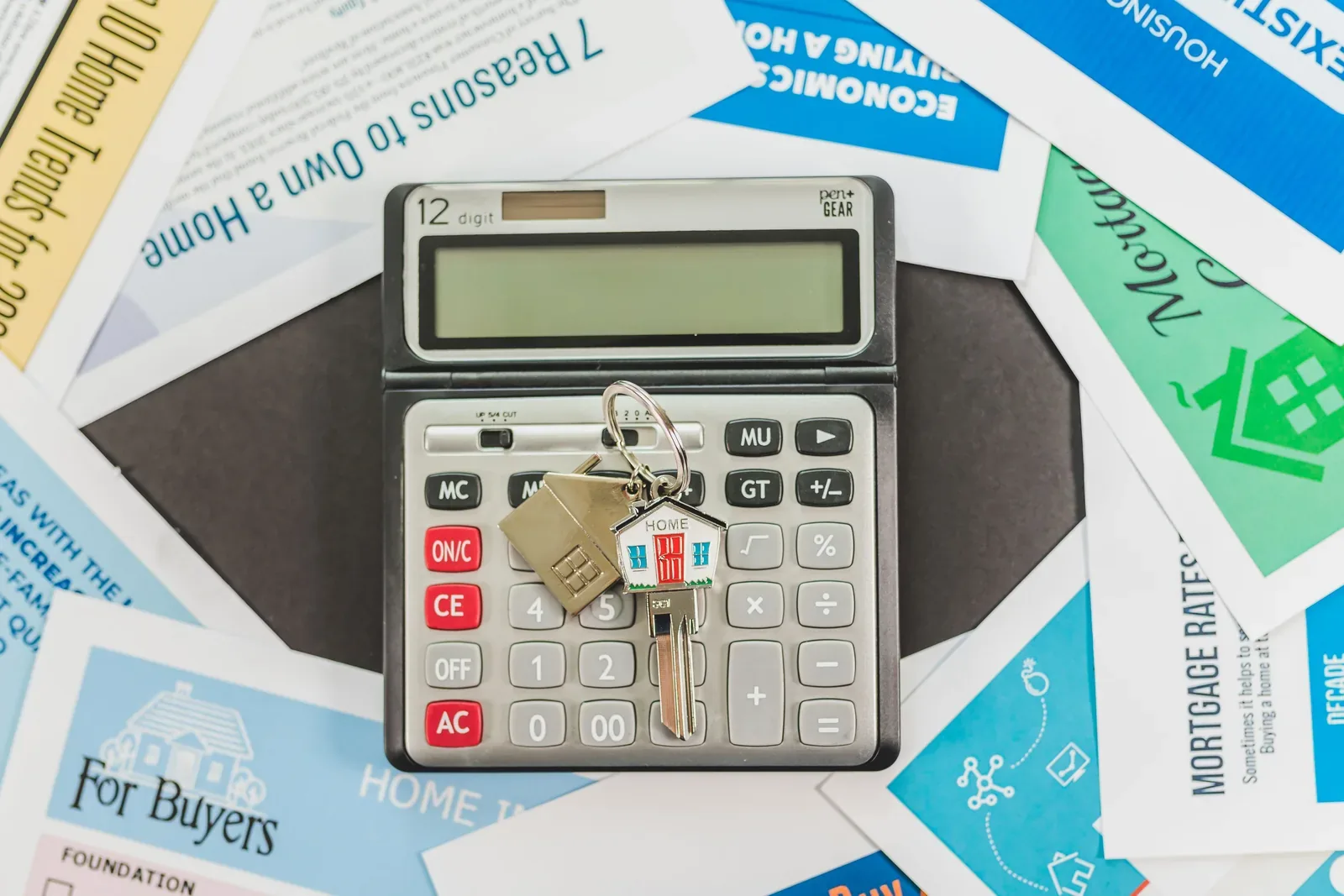 Calculadora y documentos utilizados para revisar una operación