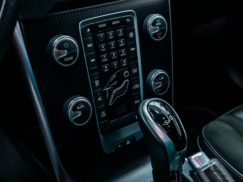 Volvo V40 2.0 D3 R-Design Momentum imagen 16