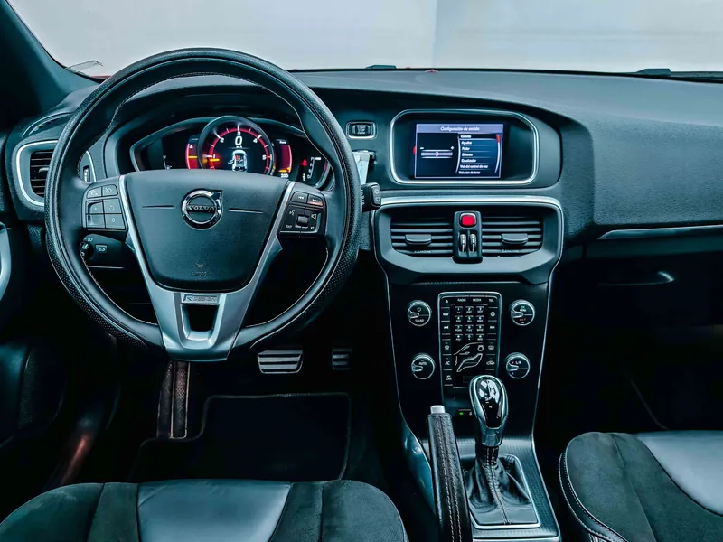 Volvo V40 2.0 D3 R-Design Momentum imagen 4