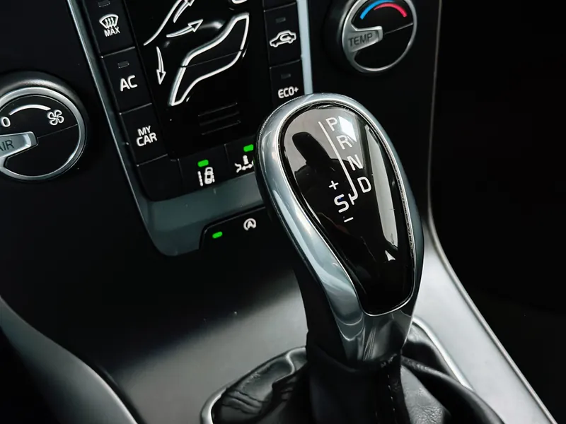 Volvo V40 Cross Country 2.0 D3 Momentum imagen 8